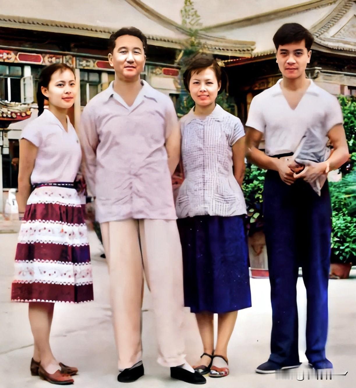 这是中国第一代央视主持人同框的一张合影老照片，拍摄于1960年。照片左起: 吕大