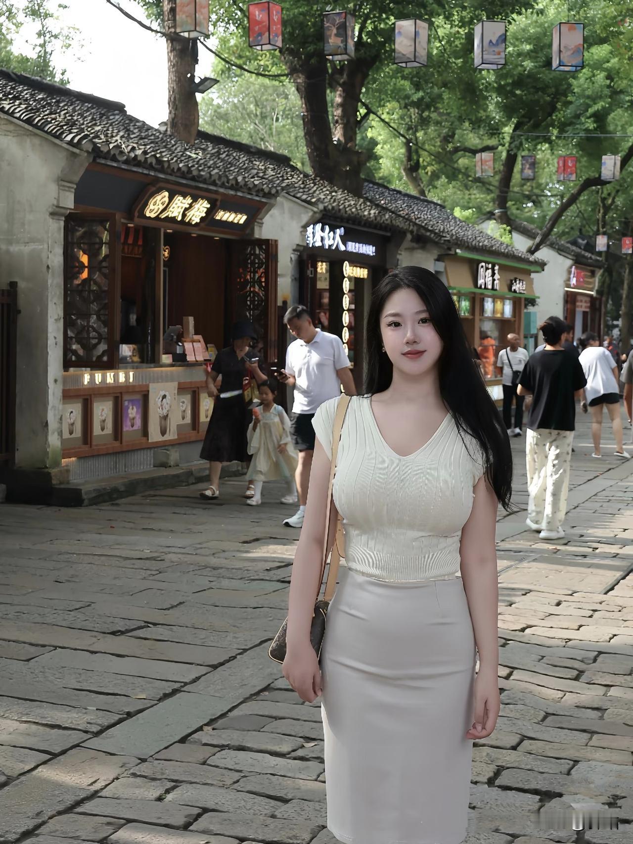 美图欣赏，看图写诗

《古镇素裙行》
 
巷古屋檐旧，溪明曳影长。
茶烟萦市软，