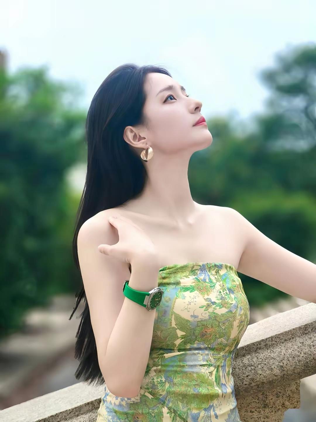 绿衣美人倚栏，风姿绰约如画。