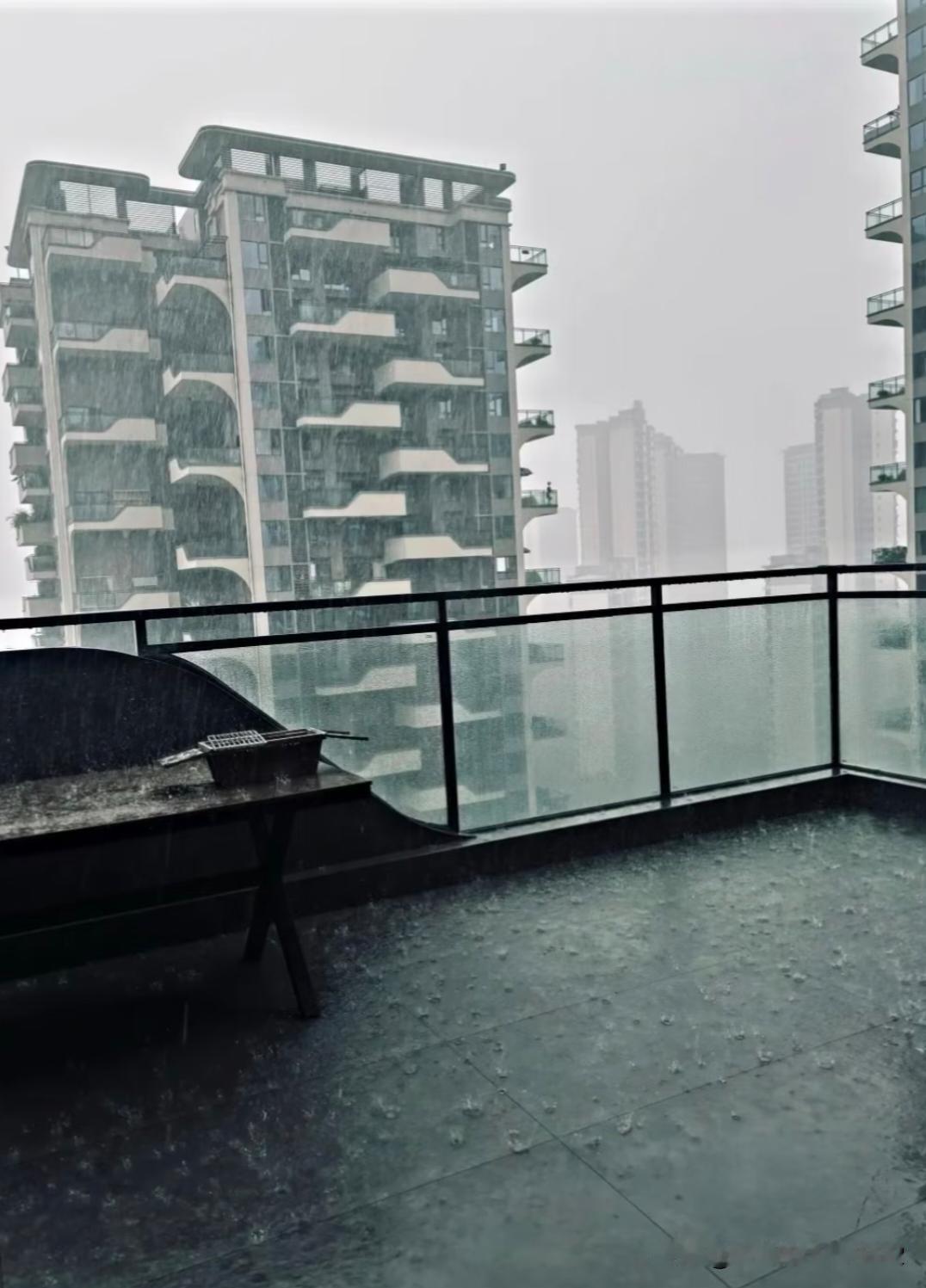 其实第四代建筑敞开式露台。下雨打把伞出去喝杯茶还是挺好，这才叫亲近大自然。
  