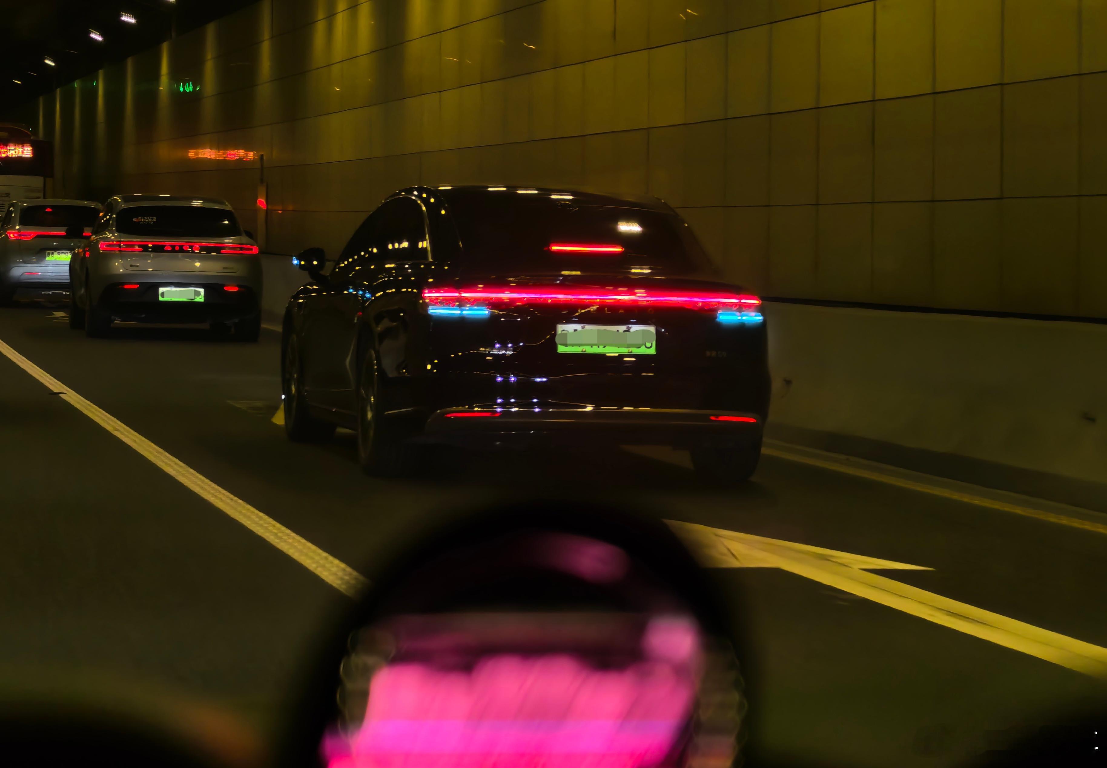 最近在路上看到同款享界S9T的频率越来越高了，而且基本都亮着小蓝灯