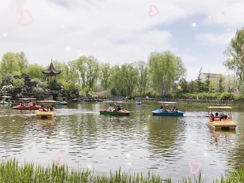 桃花岛儿童游乐园的孩子和家长们真多呀！