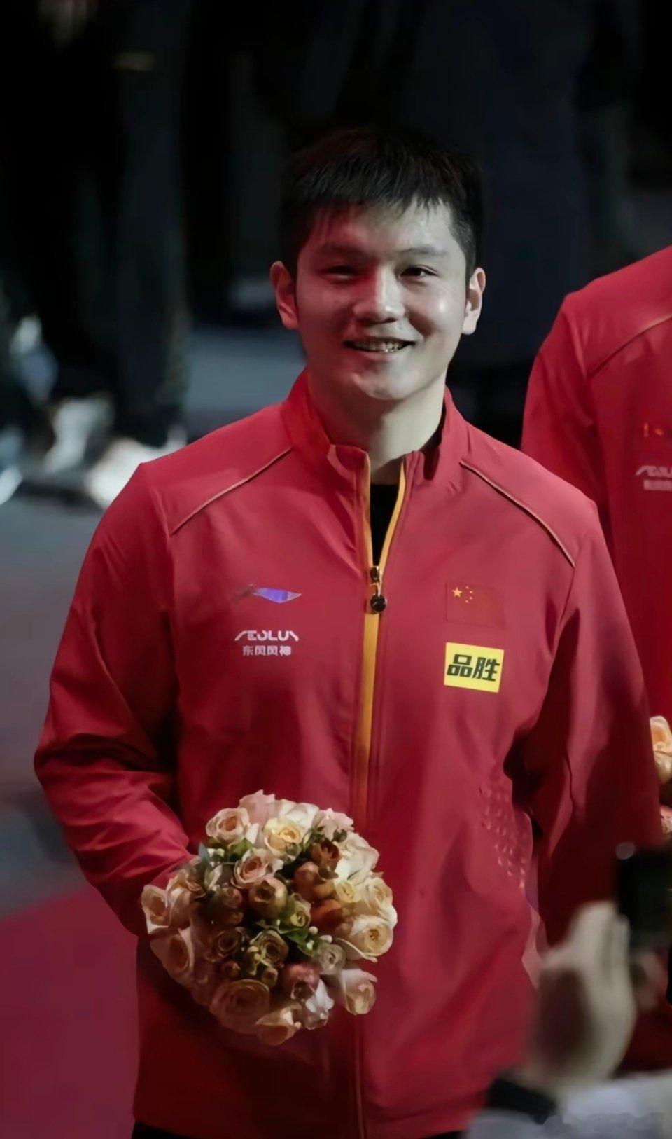 那一次樊振东带着花来的，这一次樊振东穿着“花”去的。 ​​​