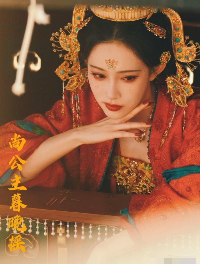 我刚刚刷到孟子义哭嫁路透照片的一瞬间，直接愣住了……

照片中孟姐红衣金冠的贵气