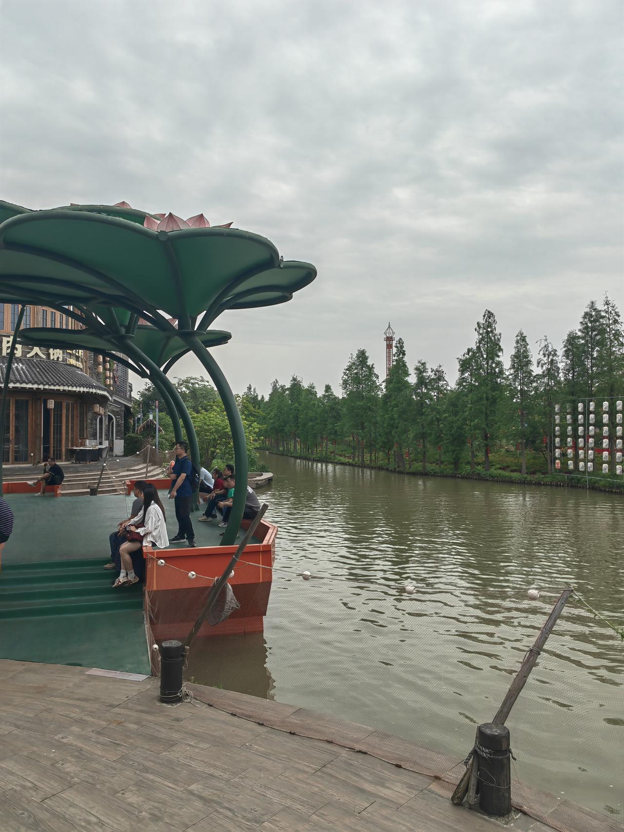 今天去了古劳水乡，这地方其实游玩风景和项目感觉都还不错，体验也挺好，比广州的一些