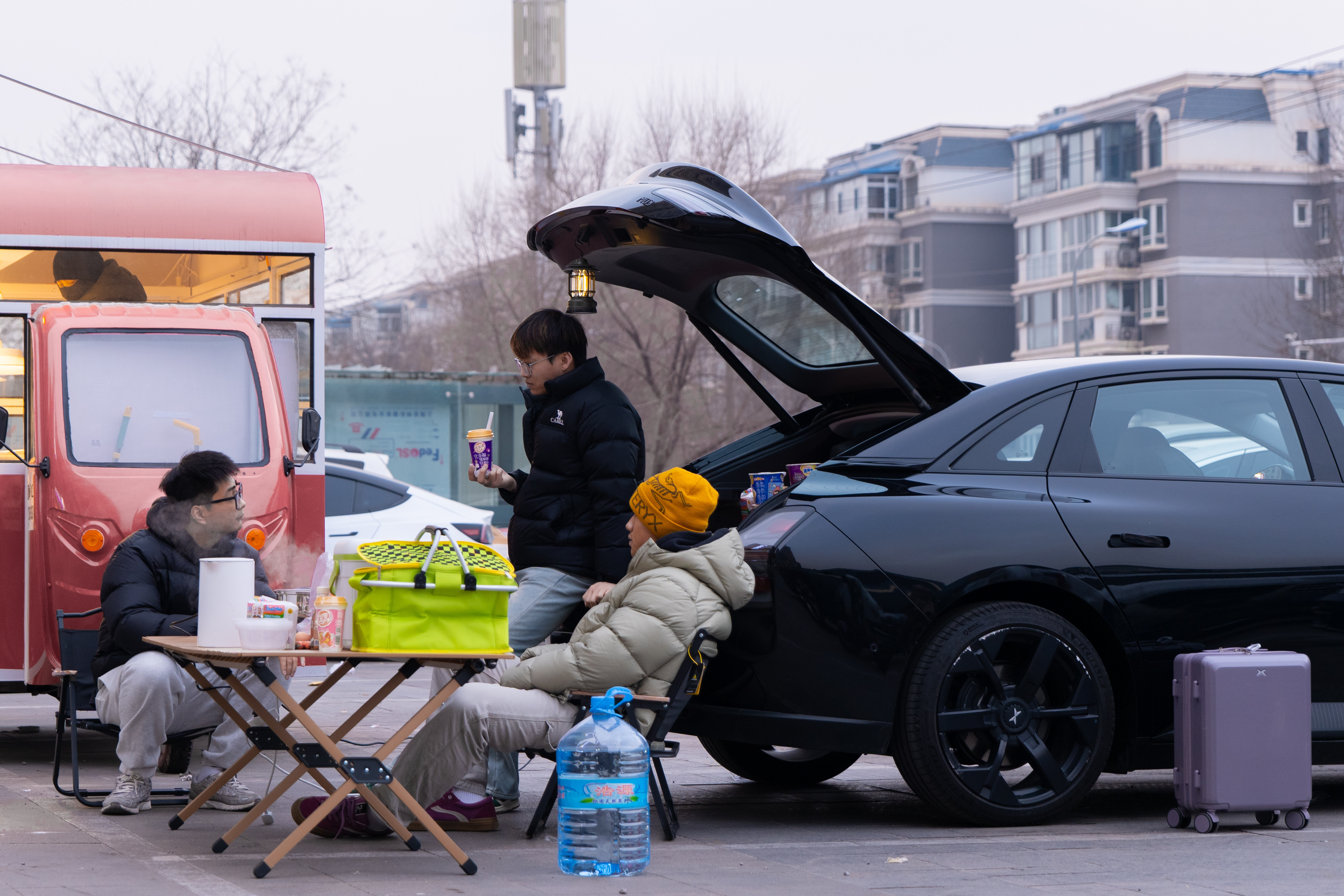 马上小年了，开着俺の小鹏 MONA 去附近的市场摆摊「移动泡面站」原本夏天打算让