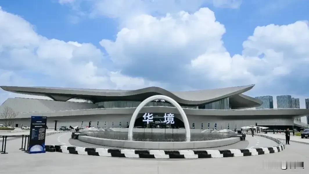 去年秋天，儿子带我们全家自驾游，高速上一个不注意差点追尾。虽然最后没事，但一车人