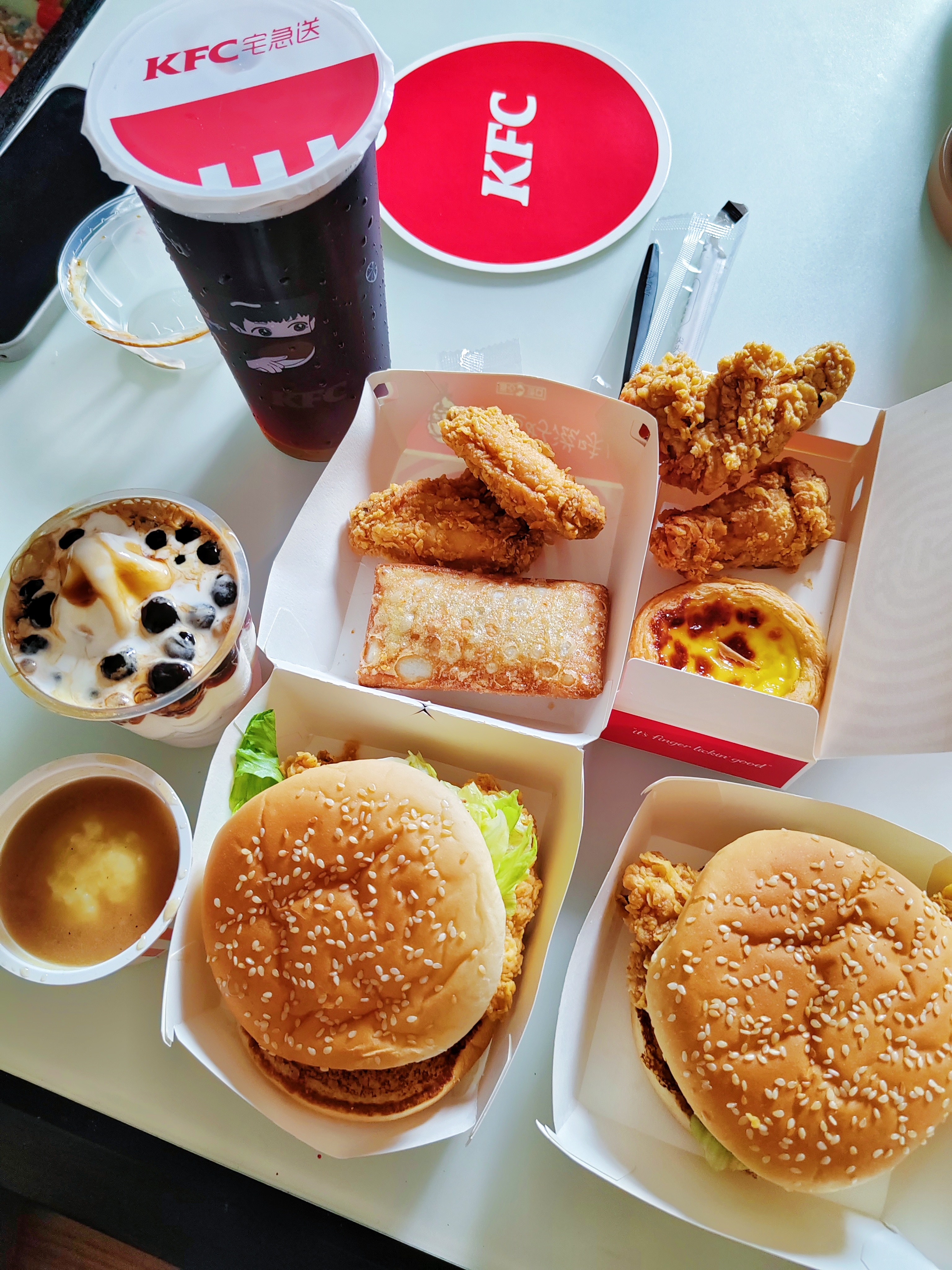 打球才回家，就收到儿子给点的KFC，中午不用做饭了，吃完眯一会。