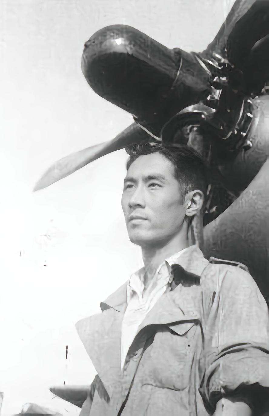 1944年，美空军混合团飞行员王光复在炸毁日军军列后，准备掉头返航，途径日军机场