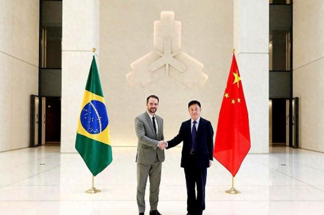 6月25日，一份盖着巴西财政部大印的申请函递到了中国。拉美第一大经济体张口要借钱