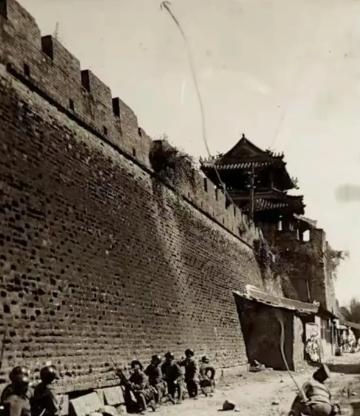 1938年，永济县城。炮声一停，城头就有人喊：“垛口塌了！”十几米的缺口上，日军