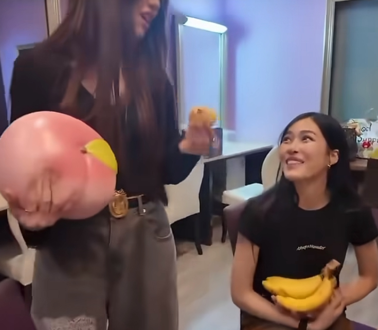 其实我一直想说你们一个拿着🍌一个拿着🍑真的怪怪的 
