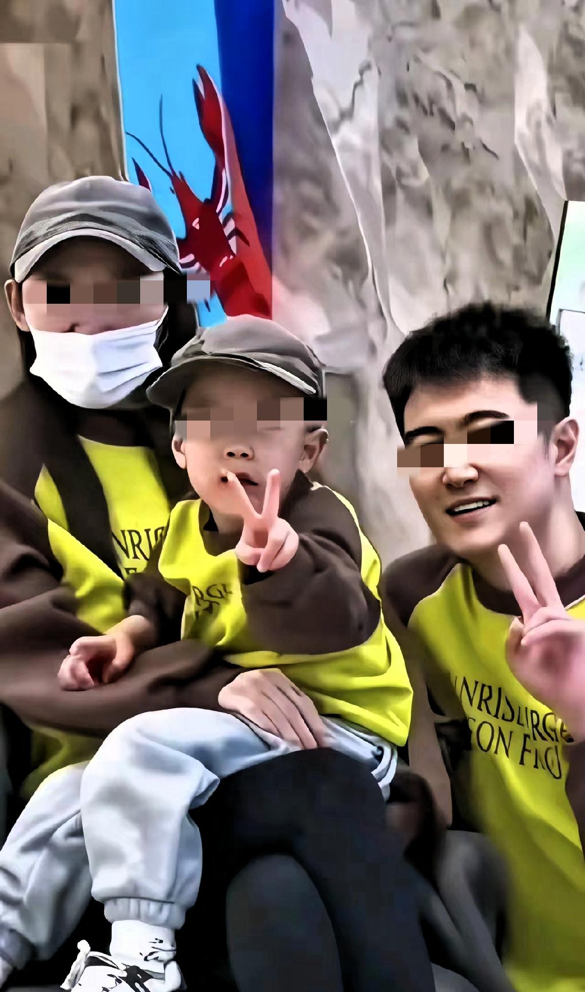 痛心！！！
这是一家三口的最后一张全家福！
 
妻子被确诊癌症晚期，自知余下时光