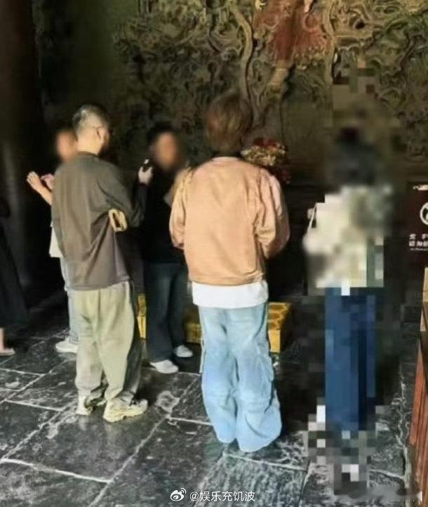鹿晗关晓彤都去了寺庙鹿晗和关晓彤都去了寺庙鹿晗和关晓彤相继现身寺庙，关晓彤虔诚地
