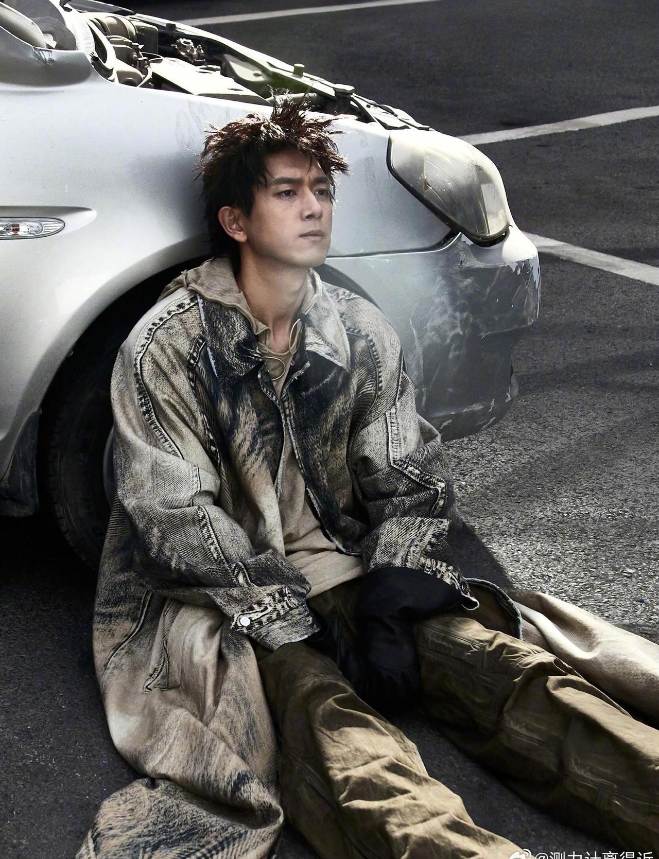 李现在GQ三月刊中的表现令人惊喜，无论是造型还是气质，都显得格外出众。