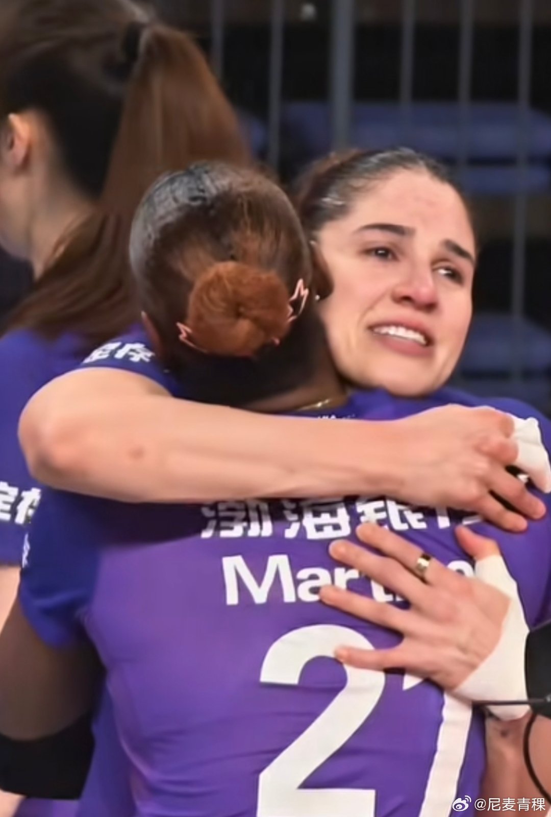 排球不落地 没她俩 圣地就降级边缘徘徊 下赛季不知道又买谁或者准备继续榨干李盈莹