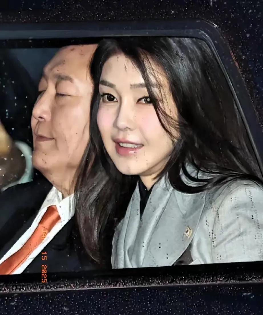 之前还和同学打赌，说尹锡悦不会被逮捕，没想到，那么快就被捕了去。
这一下，轰动了