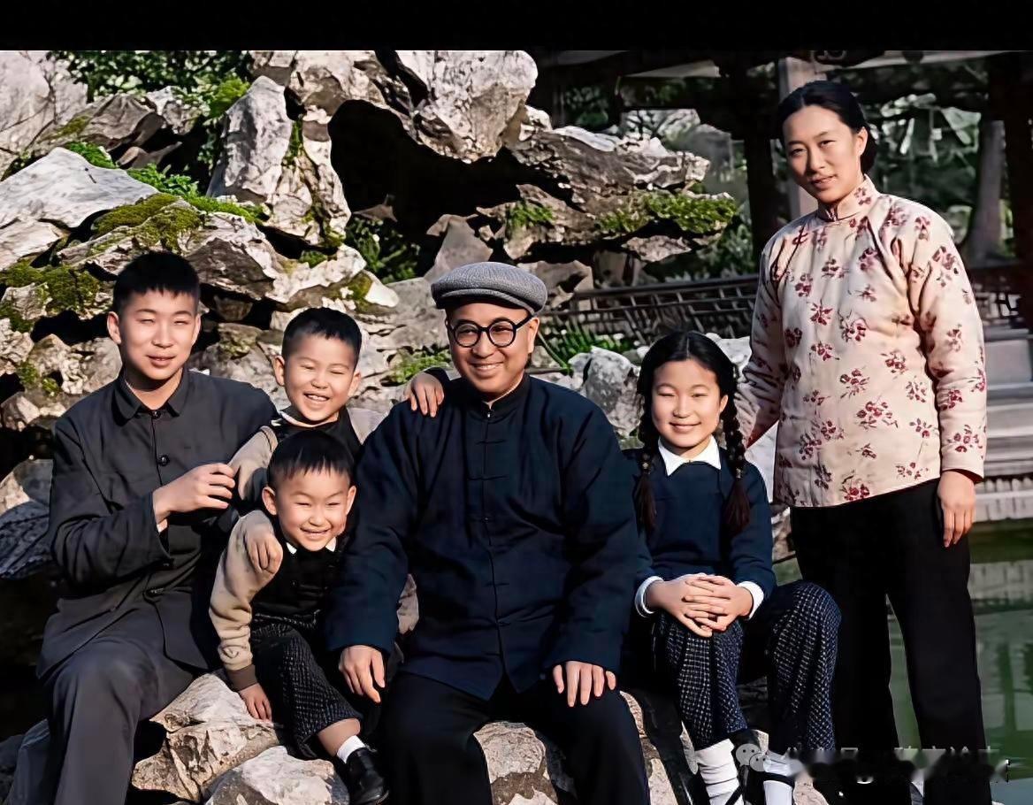 陈赓最后一张全家福：他与妻子只能强装笑脸1960年初的一天，正是春寒料峭，在上海