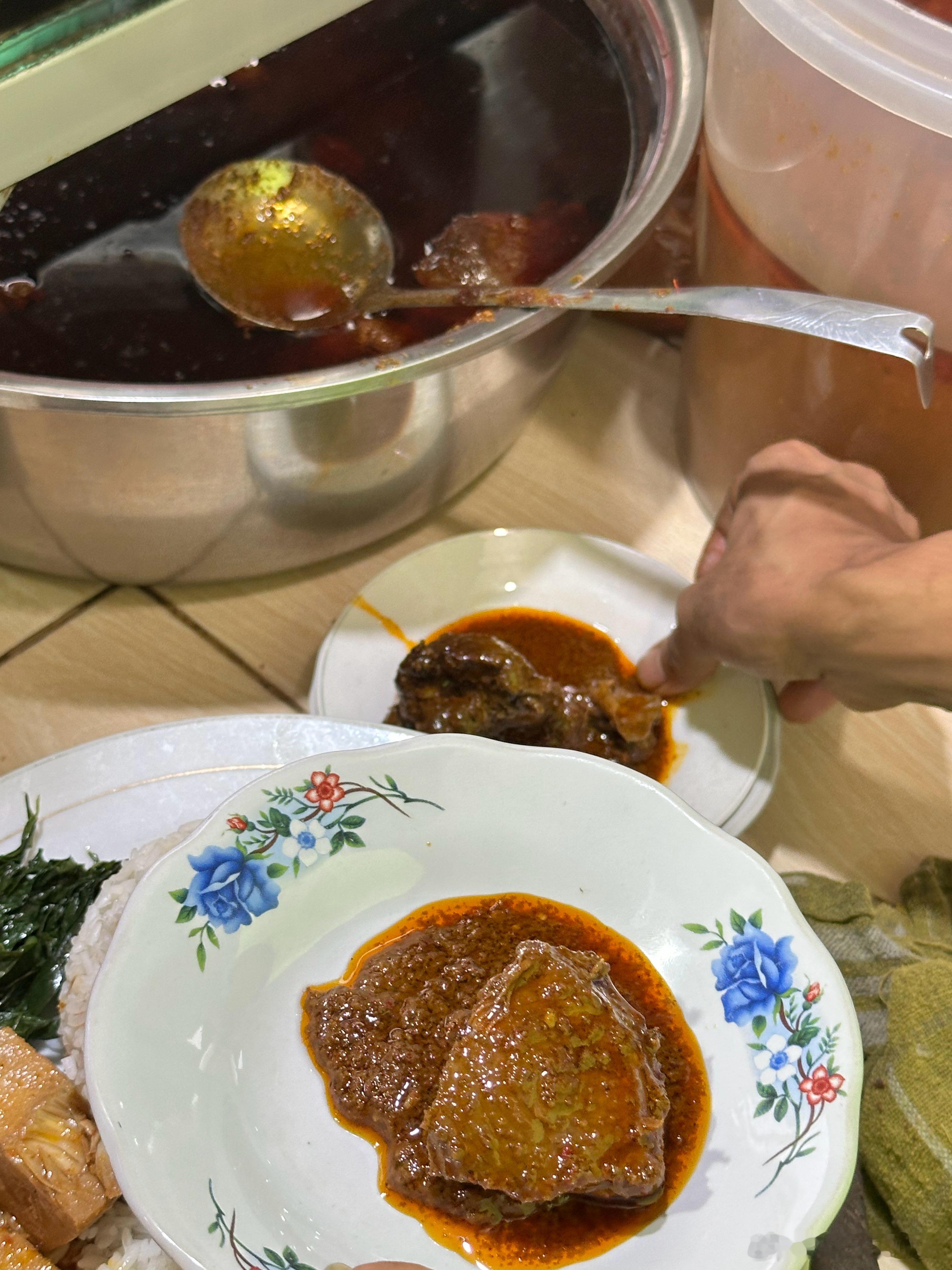 仁当牛肉（Rendang daging）是巴东菜系里最出色的一道美食了，好几位朋