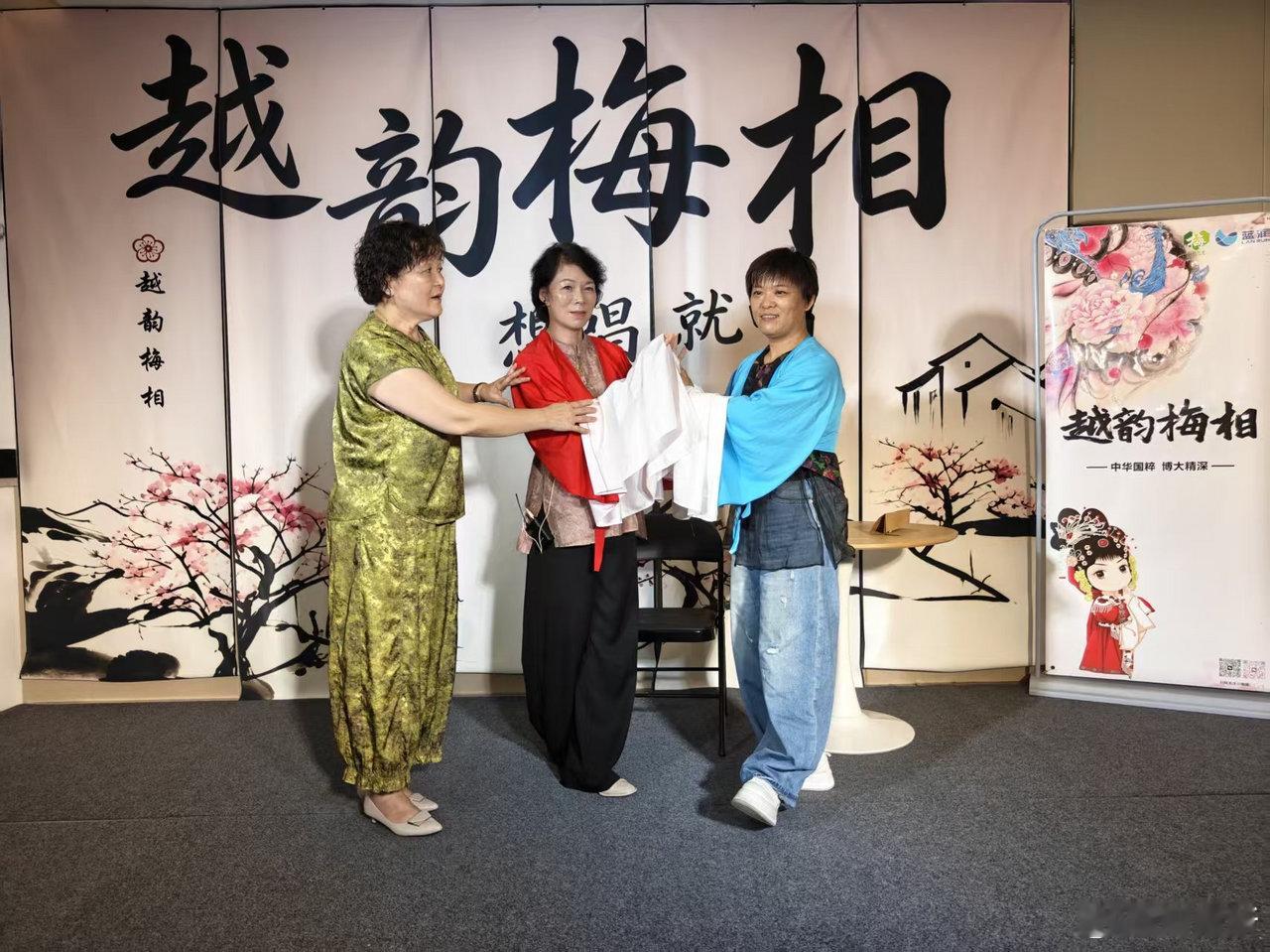宁波退休阿姨重拾越剧送戏下乡 慈溪的施梦玲12岁被越剧深深吸引，受条件限制只能自