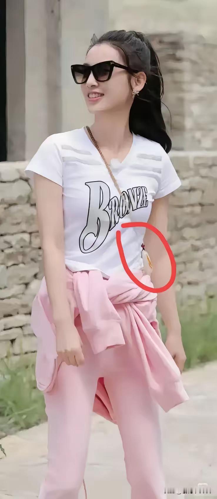 杨子送黄圣依的玉值钱不？有网友分析杨子这块和田玉羊脂白独籽洒金皮，配金山糖渐变，