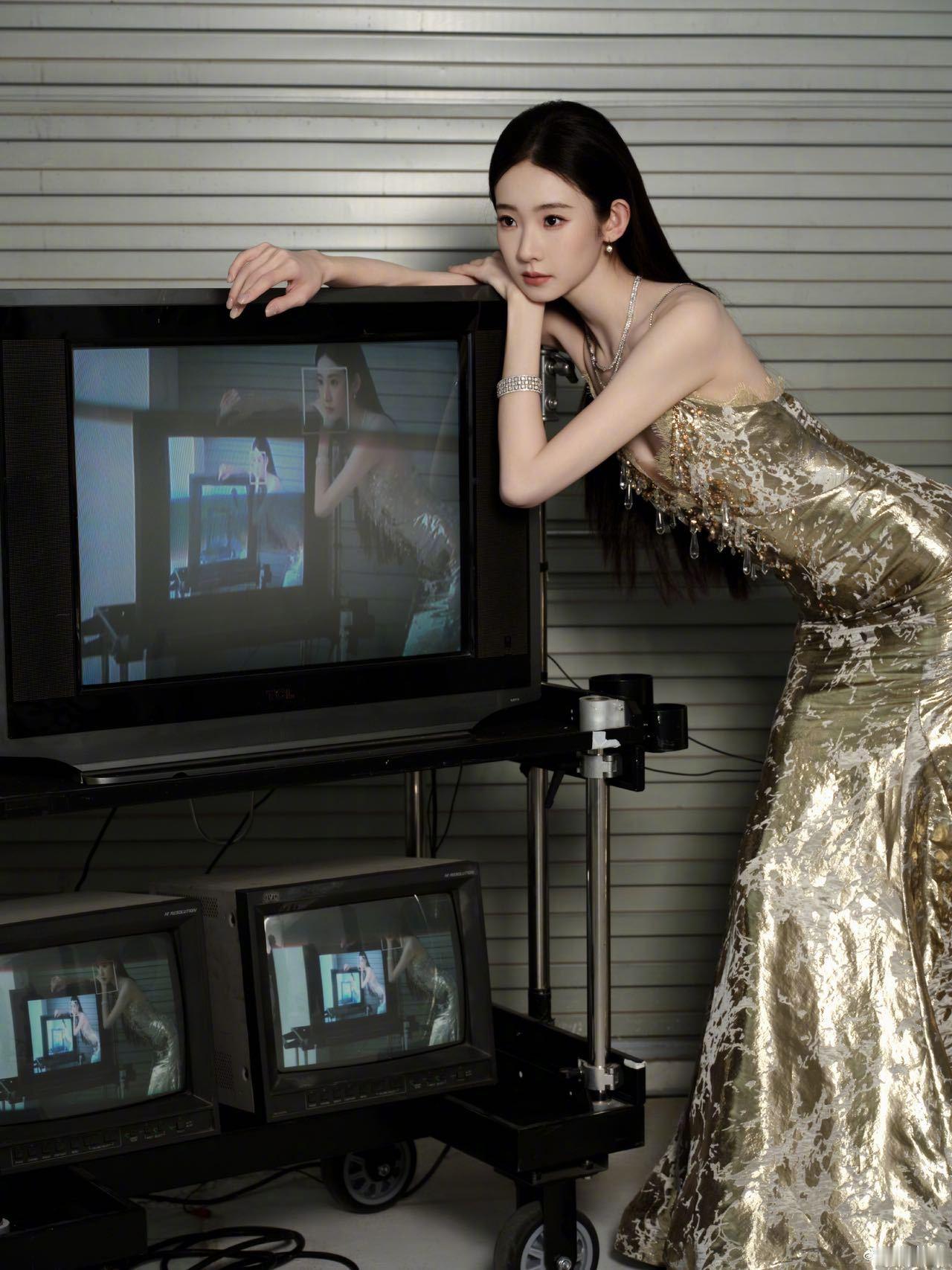 张艺凡红毯最严厉的母亲 金箔鱼尾长裙上身，在北京国际电影节的红毯上贵气四溢吊带+