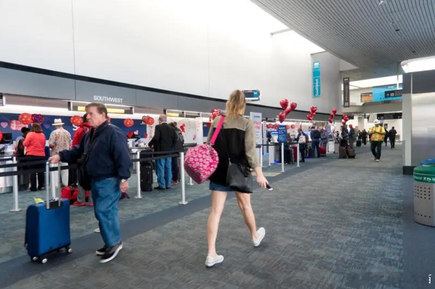 【嫌行李费太贵，乘客与航空公司“斗智斗勇”，催生“裸飞”新潮流】海外新鲜事 澳大