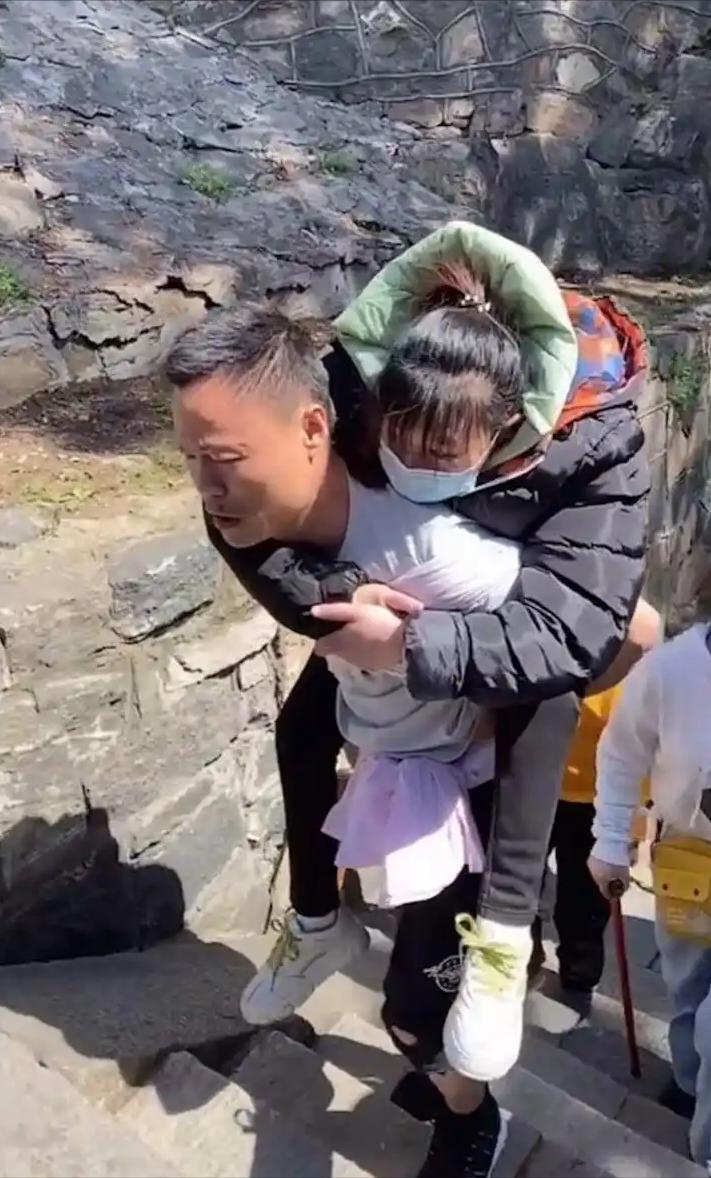 21岁那年她为爱翻墙坠楼导致高位截瘫，男友不仅没有转身抛弃，反而顶着断绝关系的巨