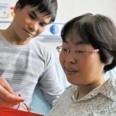 2011年，江西一男子不顾家人反对，娶瘫痪女子。新婚夜前夕，岳母支走宾客，凑到他