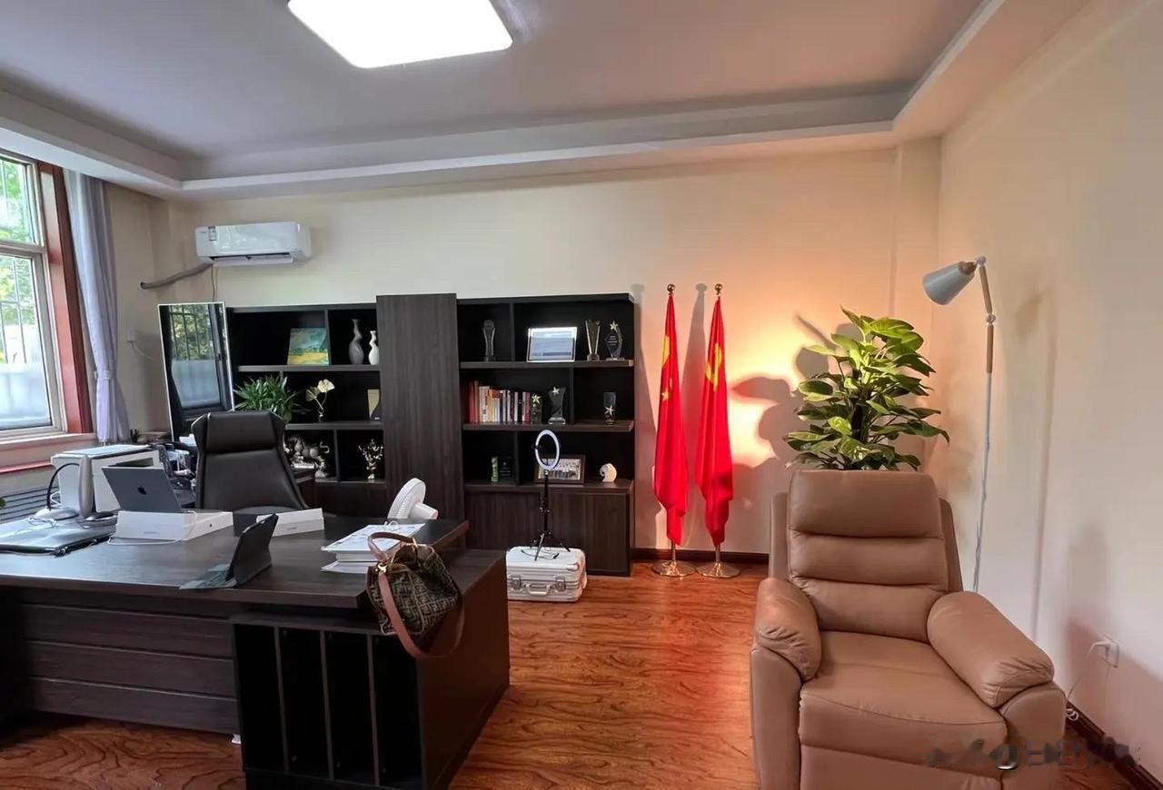 今天，一位老公务员跟我说了句特别实在的话：现在这世道，不管是开公司的大老板，还是