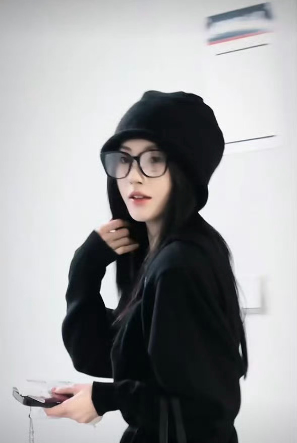 鞠婧祎戴眼镜的造型好看吗？[思考][思考][思考]鞠婧祎米兰时装周出发路透 ​​