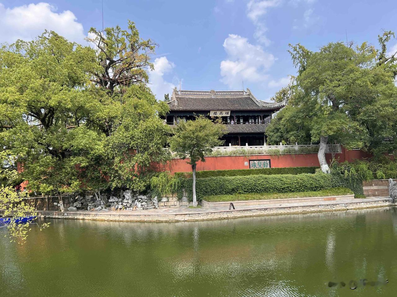 这里是一个特别适合散心的地方，围着嘉兴南湖走一走，那绝对会特别的放松。然而眼前的
