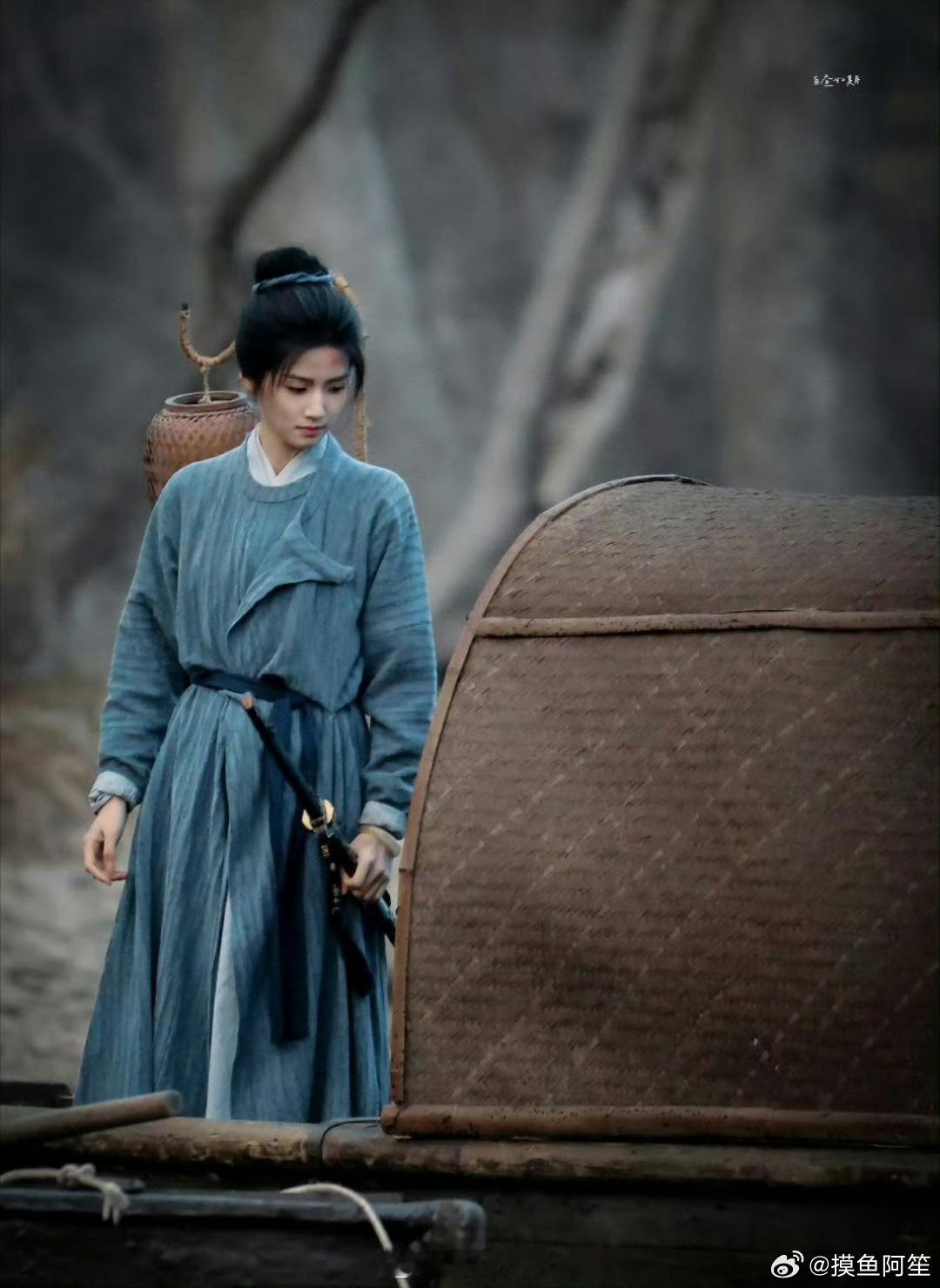 卢昱晓《何不同舟渡》这套不知道是侠女造型还是女扮男装的造型，真的是最近少见的，非