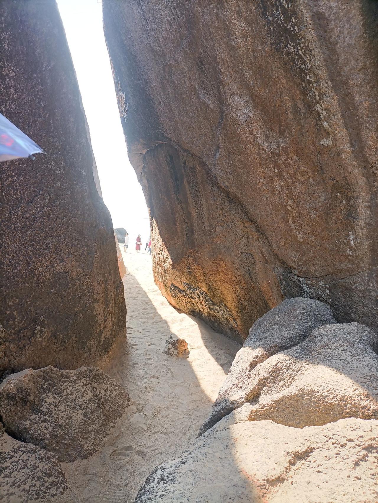 带你到天涯海角(图1-6)，天崖石(图5)，海角石(图6)。附近的三亚天涯小镇(