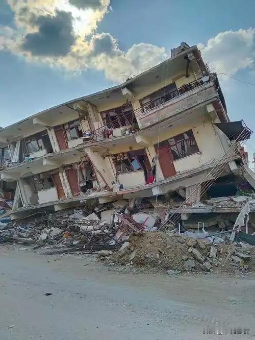 地震预警来了！
居家和办公场所应急指南

地震预警信息一到，很多人都慌了神：我该