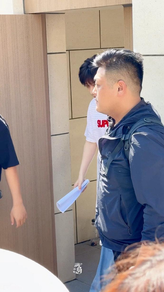 成毅条纹T牛仔裤清爽感look  成毅红白条纹短袖男大感 成毅条纹T牛仔裤清爽感