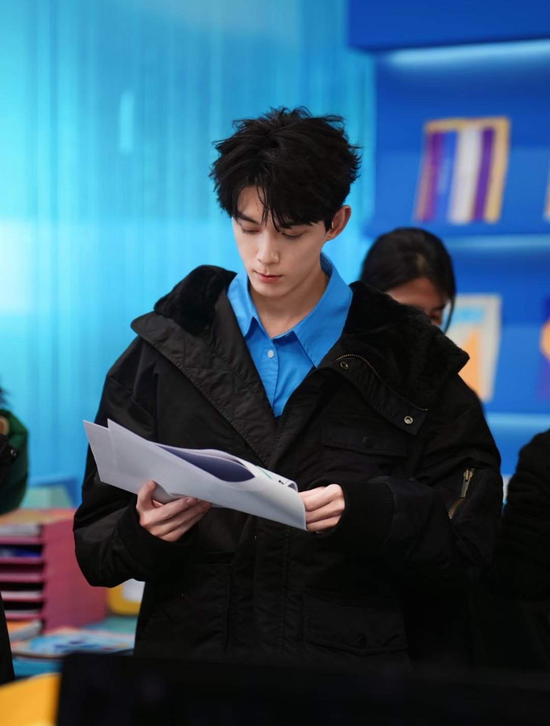 明星丨花絮图蓝色衬衫的吴磊～ 