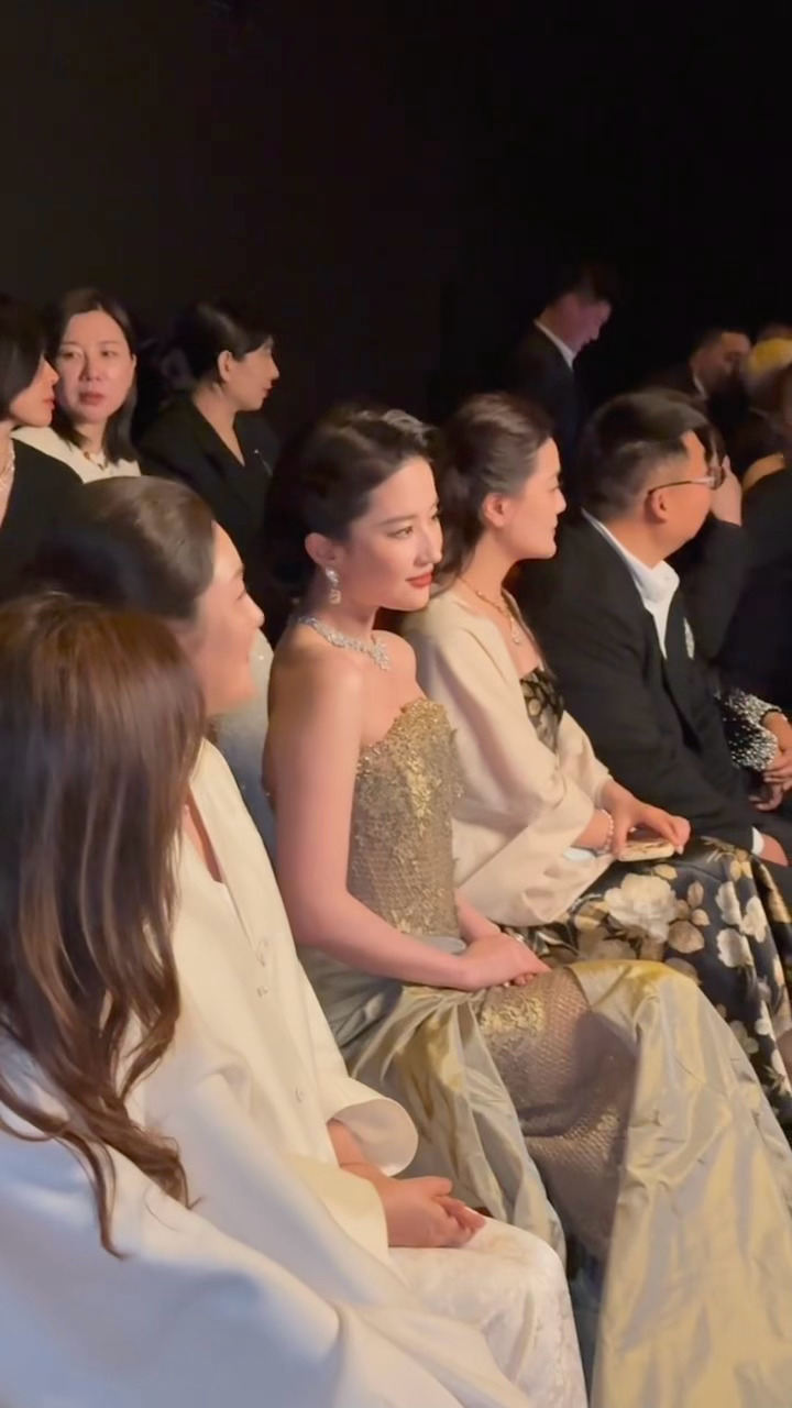 刘亦菲复古宫廷高定 宝格丽女王来了，刘亦菲轻轻摆几个pose都是一幅复古宫廷名画