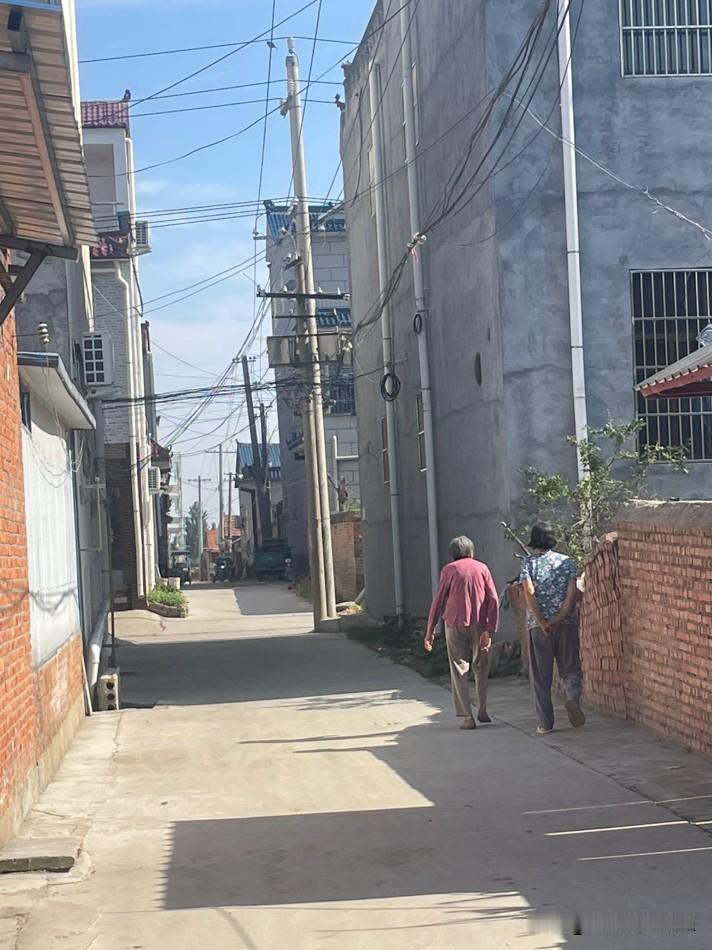 一个90岁，一个80岁，大家能看出来谁90谁80吗？

今天老太来我家串门，我妈