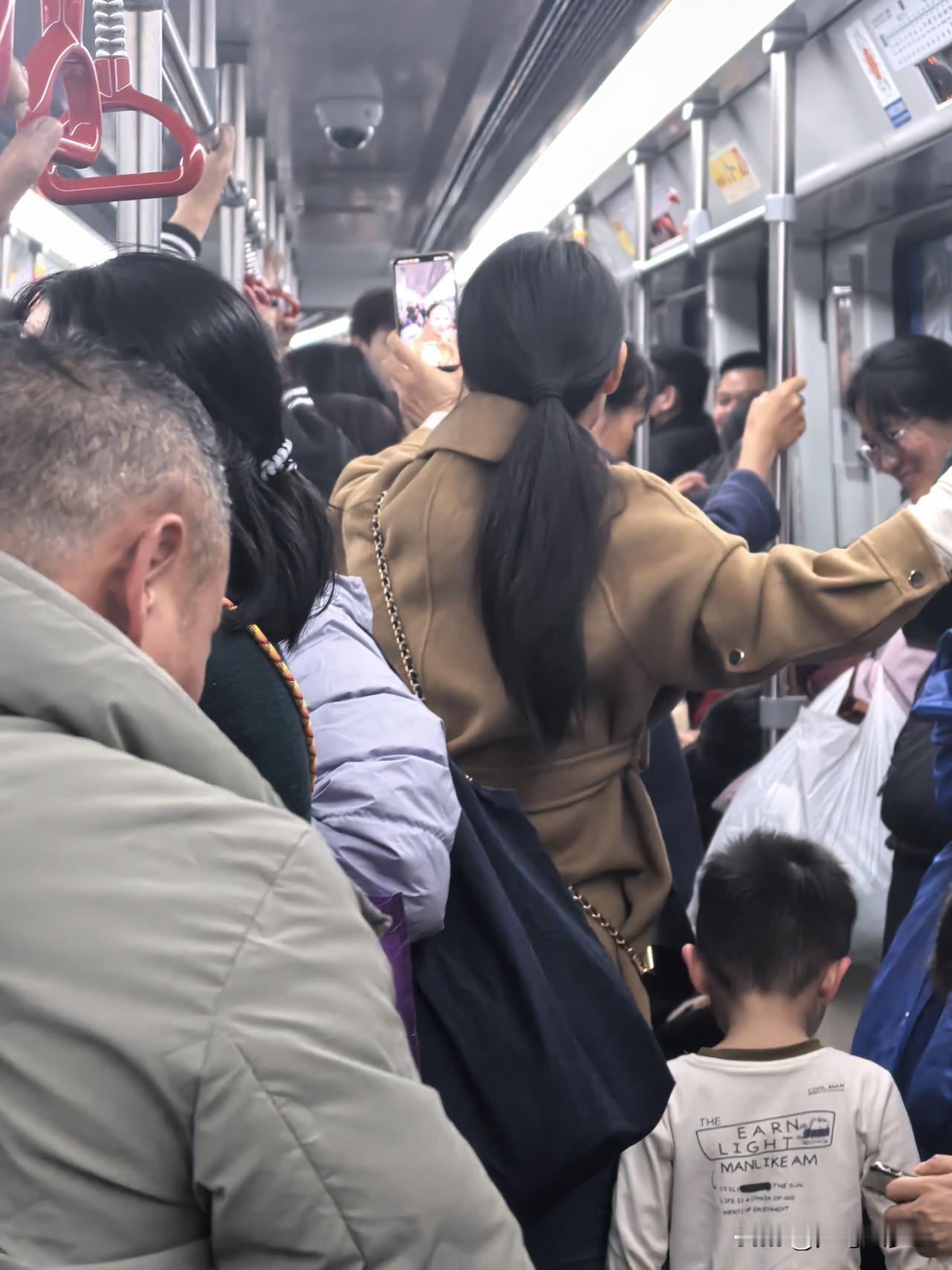 正在坐地铁，突然听到一位女士很大的声音: 我是***的妈妈，挑战地铁直播的第*天