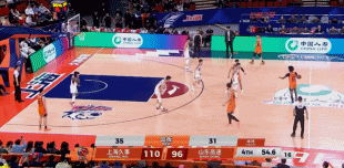 哈哈哈哈这球真的炸裂！张镇麟最后时刻还不忘秀操作，冲筐起飞双手暴力重扣，这身体素