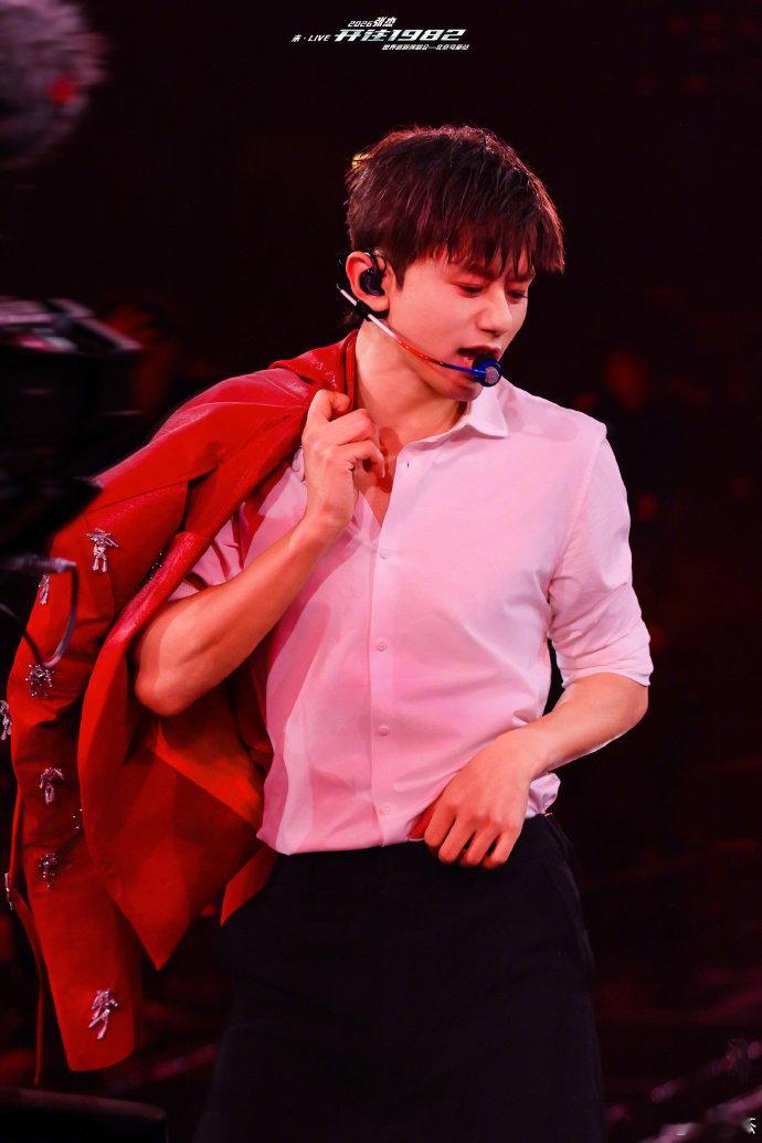 张杰万物不如你梦回长相思 安静听张杰唱《万物不如你》，满脑子都是长相思的剧情，后