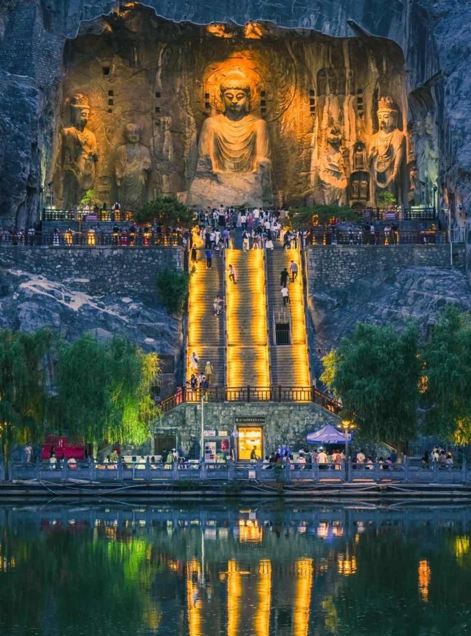 现在的德华已经不怕带娃了 出去旅游带上娃娃，娃娃想知道龙门石窟的历史，这可难倒我