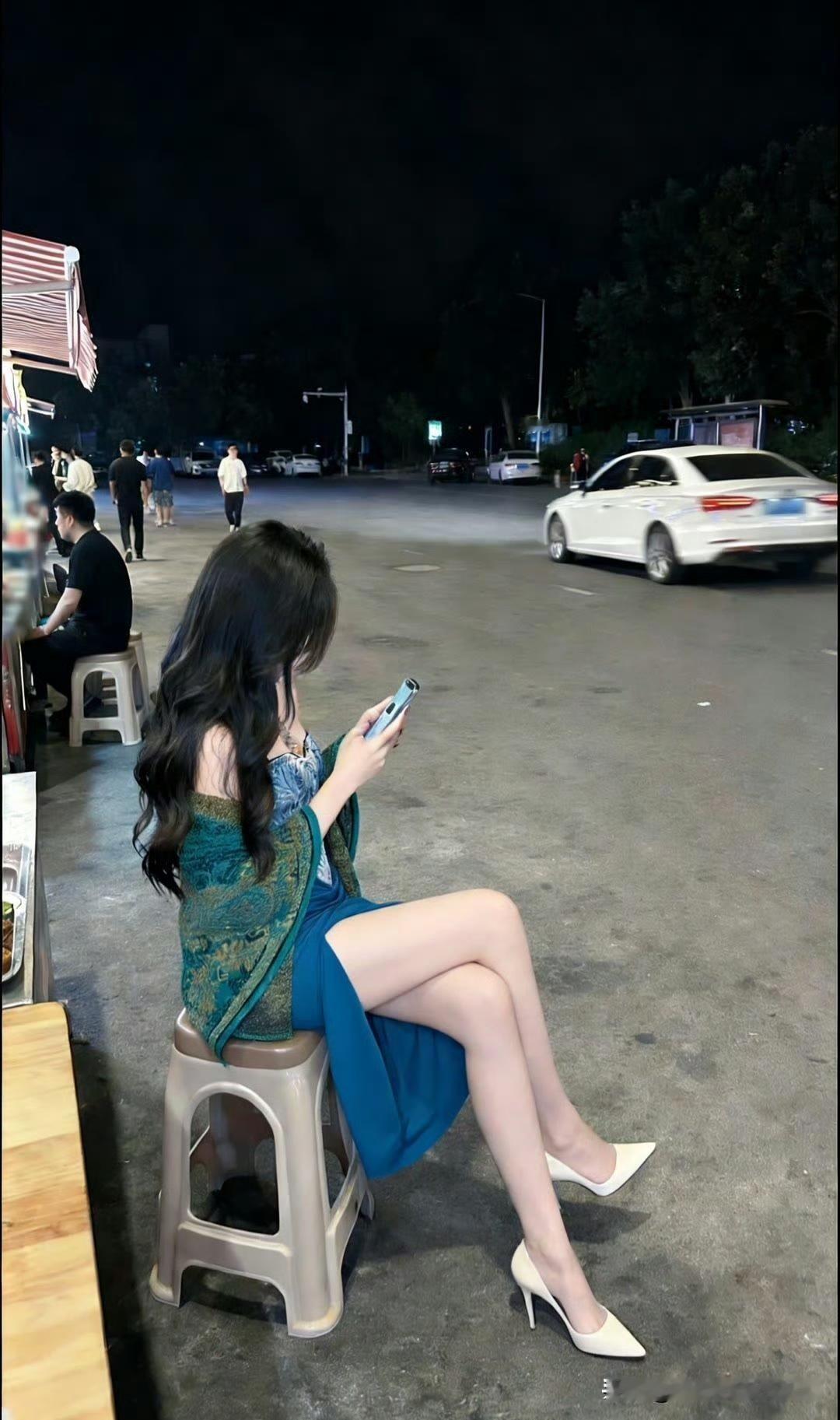 云南的烧烤摊上
到处是美女
这也太美了吧
云南旅游 云南美女 
女生烧烤店 西双