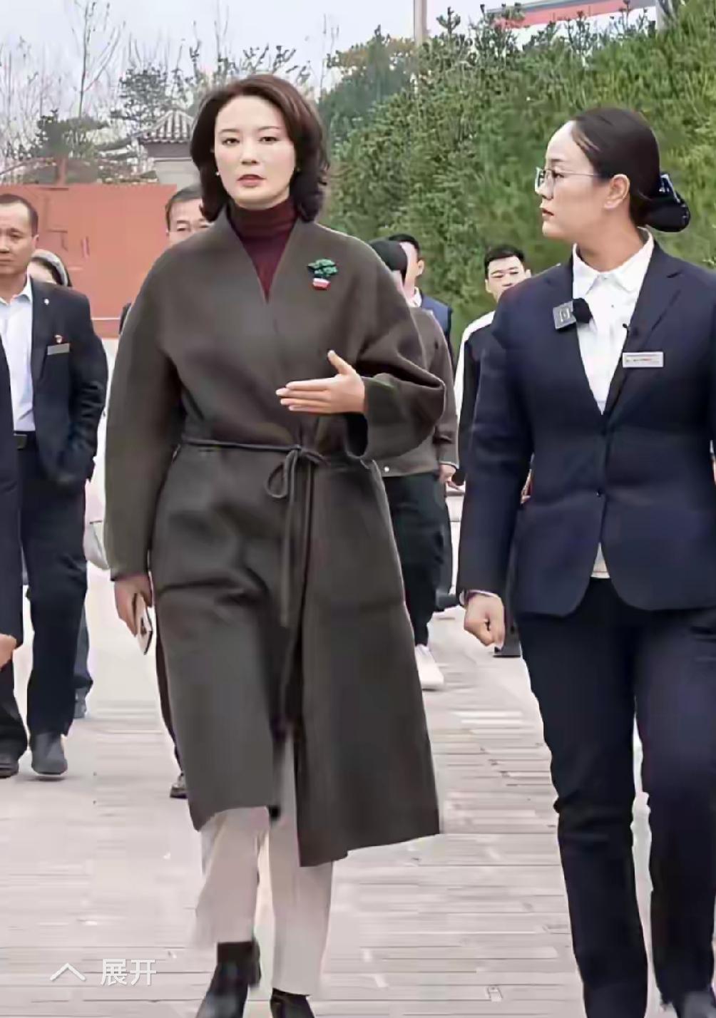 真的被这位女性的气场狠狠惊艳到了！这才是知性女人最高雅的装扮，一身素装深咖色大衣