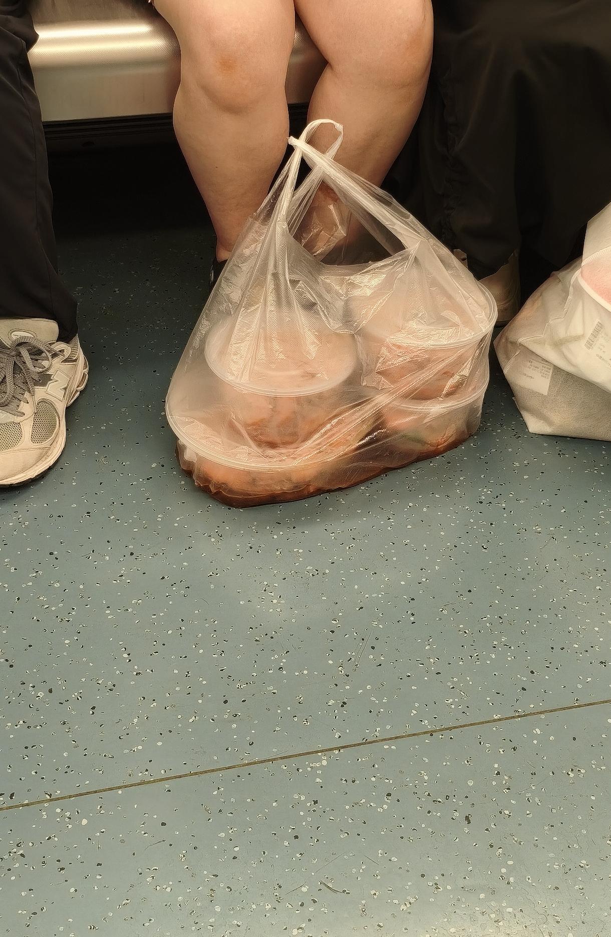 是什么菜啊，感觉是有宫保鸡丁，又像小龙虾。上下班人挤人，对方比你更害怕袋子破。怎