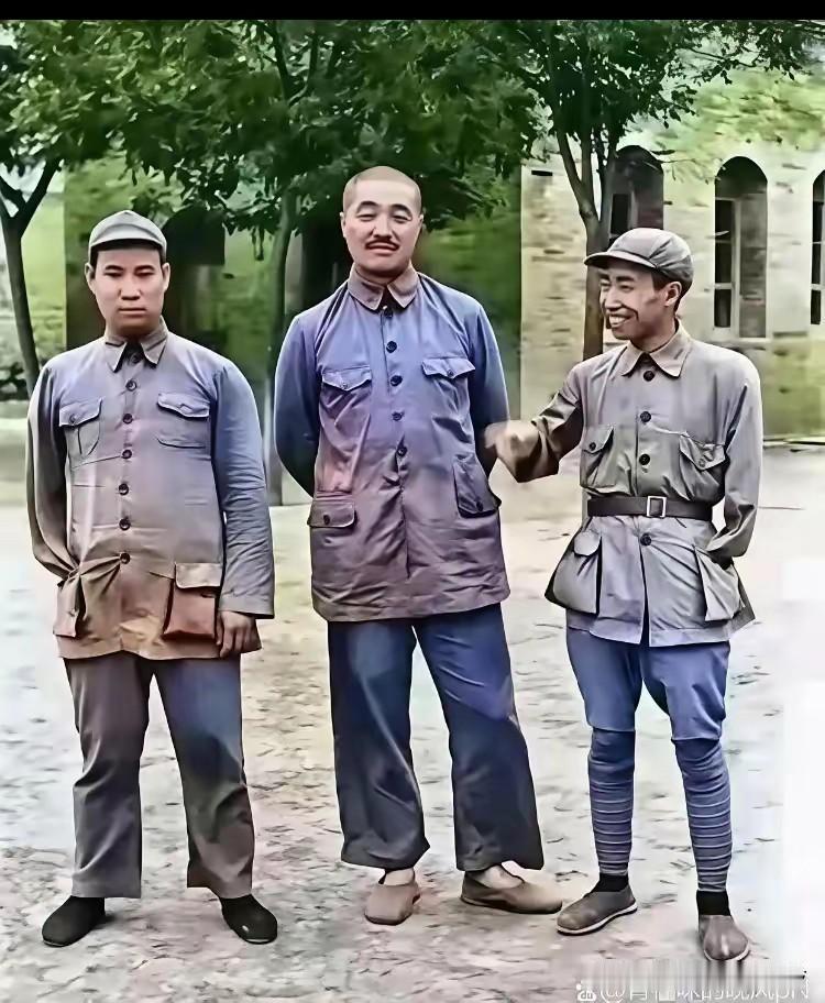 贺老总的真实容貌！

战争就是残酷，贺老总左右两个人各缺一条胳膊。他们分别是王震