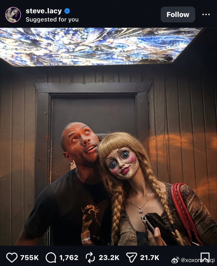 Steve Lacy晒出与粉红豹PinkPantheress合影，有点像安娜贝尔