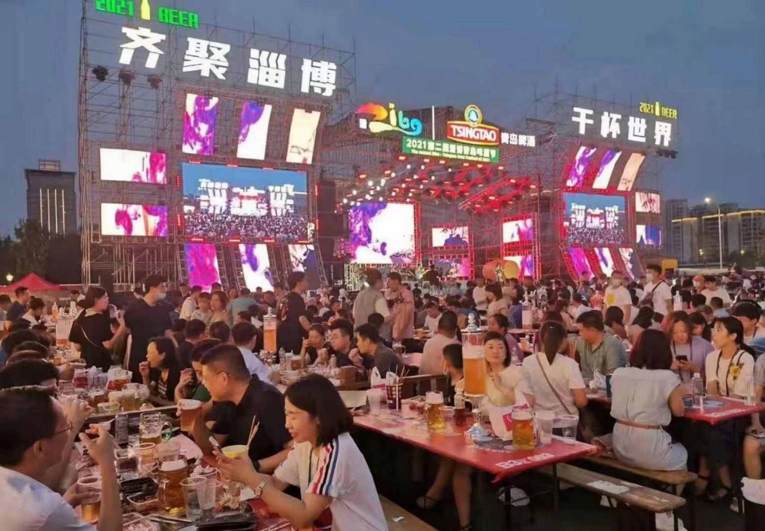 #淄博万人烧烤城#段子：淄博一个足不出户的大爷，颤颤巍巍的问游客：你们外地是不是