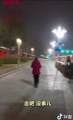 泪目！一名大三男生第一次到北京旅游，第一站专门去看天安门，原以为自己只是拍照打卡